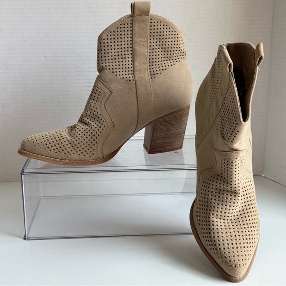 Yoki Tan Western Ankle Booties with Perforated Design Size 8 - Picture 5 of 12